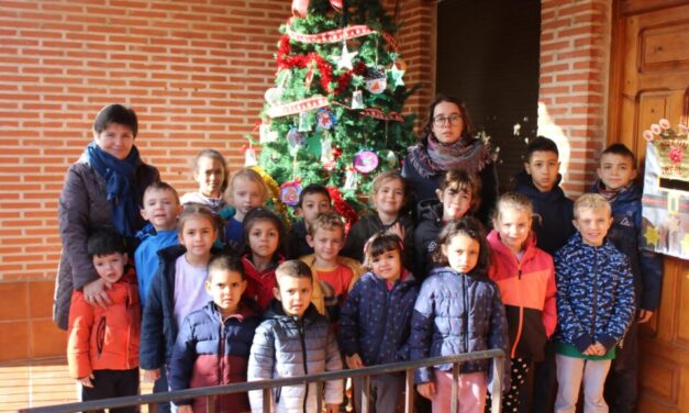 La infancia de Villafrechós decora el árbol de Navidad del centro cívico