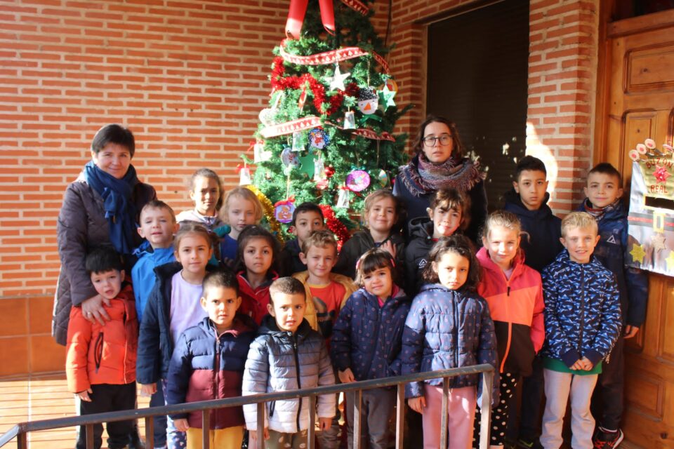 La infancia de Villafrechós decora el árbol de Navidad del centro cívico