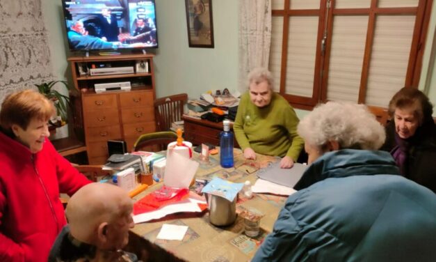 Las personas mayores de Villardefrades reciben una entrañable visita por Navidad