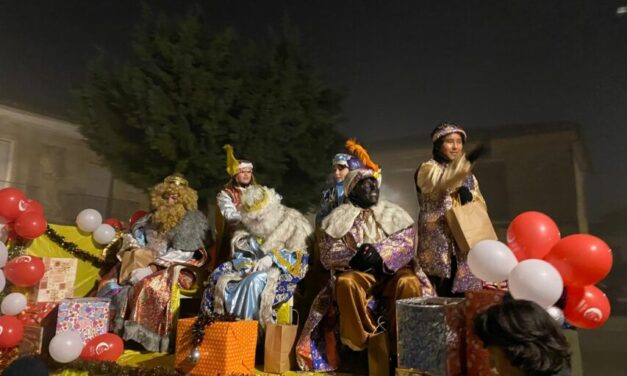 Los Reyes Magos recorren Urueña repartiendo ilusión