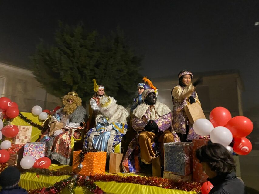 Los Reyes Magos recorren Urueña repartiendo ilusión