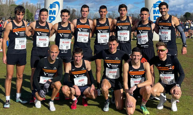 Guillermo Martín, campeón de Castilla y León de campo a través por equipos junto a sus compañeros del Vicky Foods