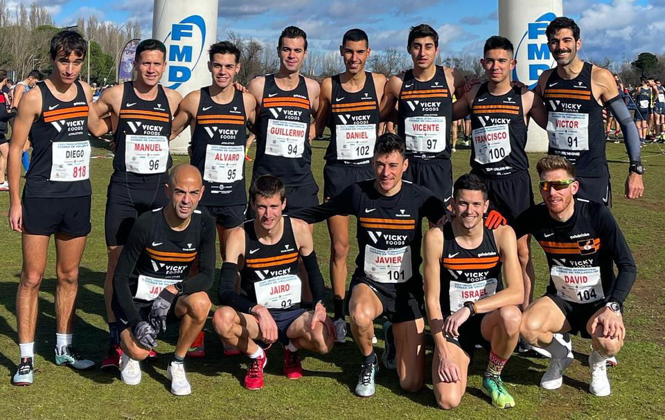 Guillermo Martín, campeón de Castilla y León de campo a través por equipos junto a sus compañeros del Vicky Foods