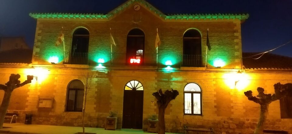 El Ayuntamiento de Aguilar se ilumina verde para conmemorar el Día Mundial contra el cáncer