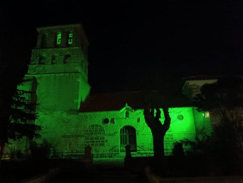 Villafrechós ilumina sus fachadas de color verde para visibilizar la lucha contra el cáncer