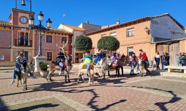 Los quintos de Tordehumos se ponen los ponchos para vivir el Día de la Leña