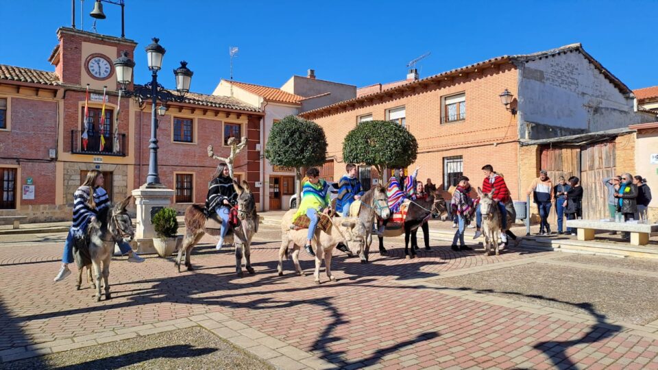 Los quintos de Tordehumos se ponen los ponchos para vivir el Día de la Leña