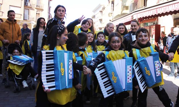 Gran variedad de instrumentos musicales en el Carnaval del Colegio San Vicente de Paúl
