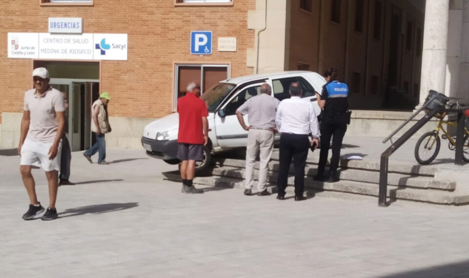 Un coche baja por las nuevas escaleras de la Plaza Mayor de Rioseco y se queda encajado