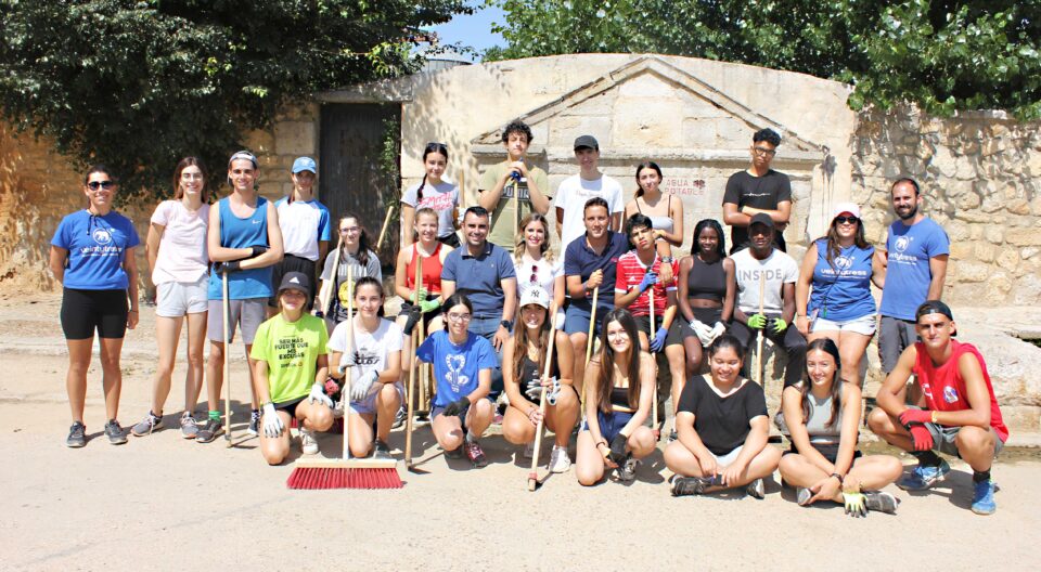 Los jóvenes de un campo de voluntariado de la Junta devuelven a Rioseco sus históricas fuentes