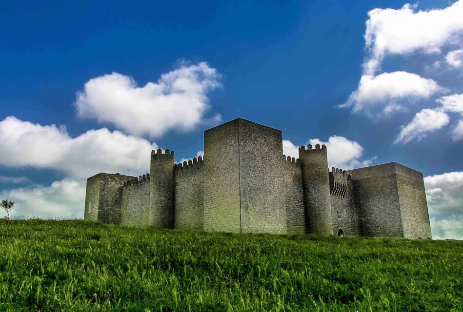 El pop eléctrico del dúo vallisoletano B.L.O.W. y su espectáculo Fugitiva se darán cita en el Castillo de Montealegre