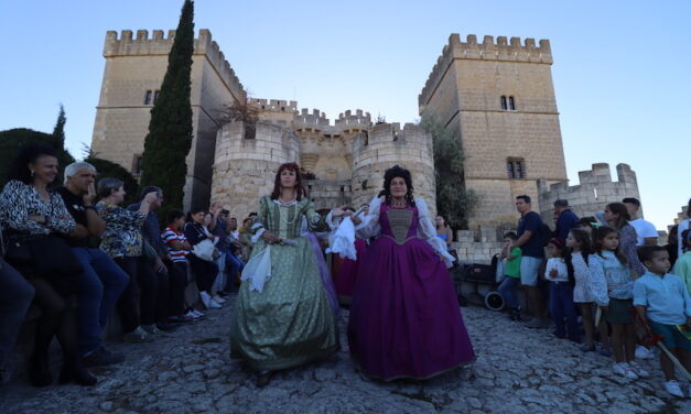Ampudia viaja en el tiempo en su Feria Barroca