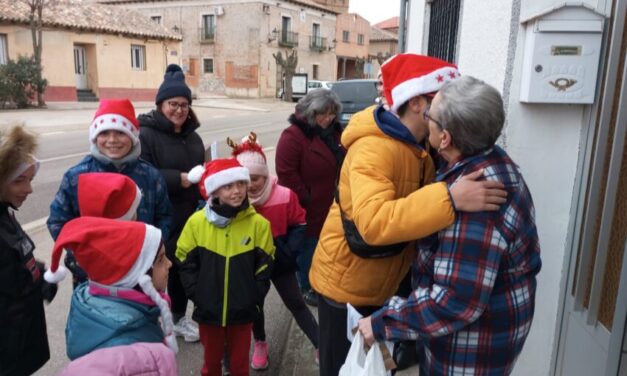 Infancia de Villafrechós canta villancicos en los hogares de personas mayores