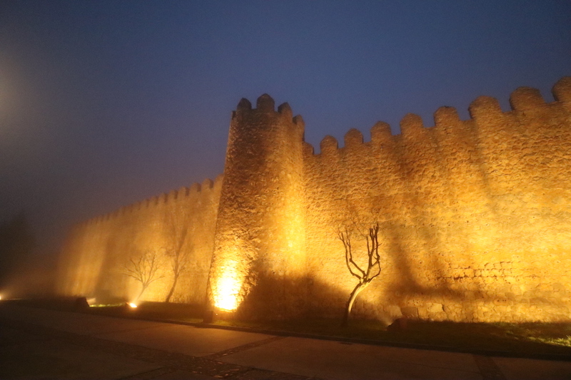Urueña mejora la iluminación de su muralla