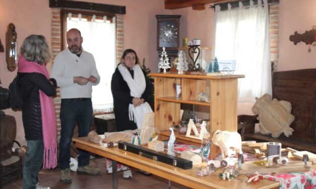 Carpintería El Roble sorprende con una feria artesanal de adornos navideños