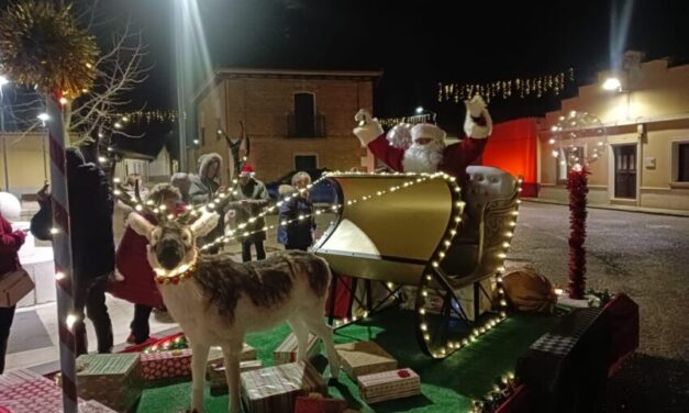 Papá Noel recorre las calles de Villanueva de los Caballeros repartiendo dulces