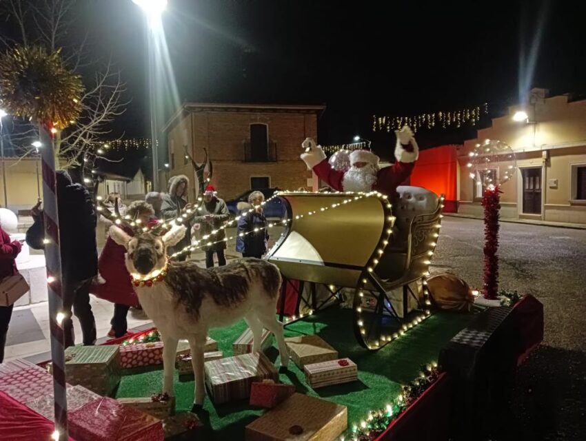 Papá Noel recorre las calles de Villanueva de los Caballeros repartiendo dulces