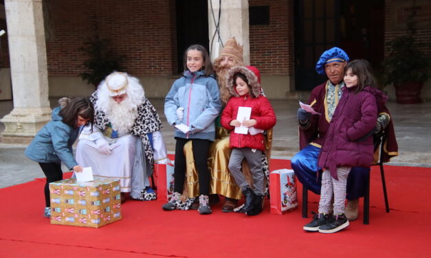 Los pajes reales llegan a Medina de Rioseco para recoger las cartas a los Reyes Magos