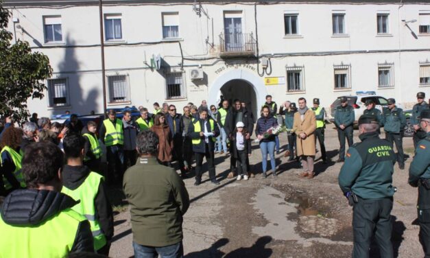 Los agricultores de la zona homenajean en Rioseco a los guardias civiles asesinados en Barbate
