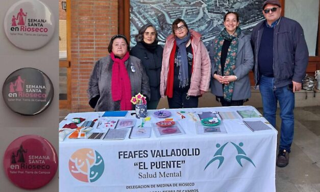 El Taller Prelaboral ‘Tierra de Campos’ elabora unas chapas de la Semana Santa riosecana