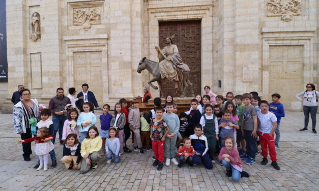 traslado de la Borriquilla desde el Museo de Semana Santa a la Iglesia de Santiago en Rioseco