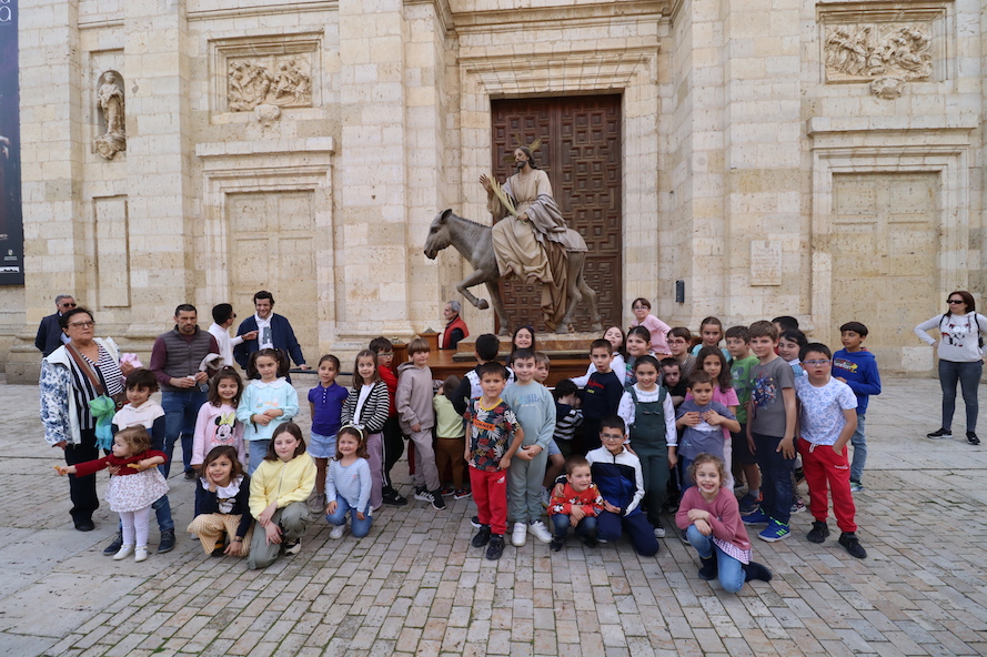 traslado de la Borriquilla desde el Museo de Semana Santa a la Iglesia de Santiago en Rioseco
