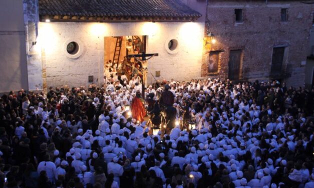 La devoción y el fervor marcan la procesión del Viernes Santo en Rioseco