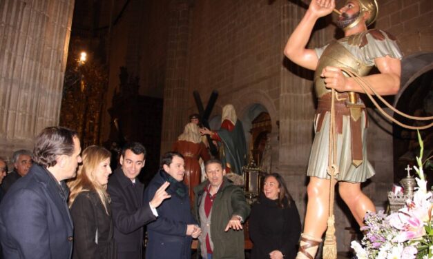 El presidente de la Junta de Castilla y León, Alfonso Fernández Mañueco, visita la Semana Santa de Medina de Rioseco