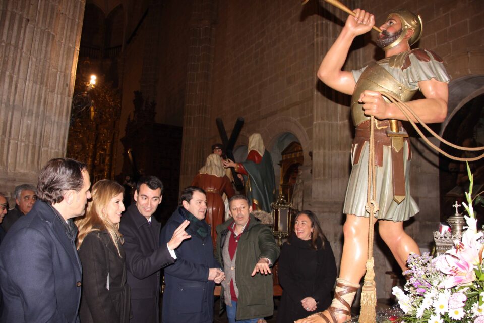 El presidente de la Junta de Castilla y León, Alfonso Fernández Mañueco, visita la Semana Santa de Medina de Rioseco
