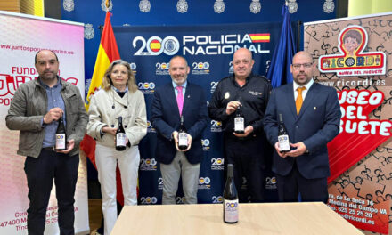 La Policía Nacional y la Fundación Juntos por una Sonrisa presentan la Edición Especial del Bicentenario, un vino de la Bodega Quotanes