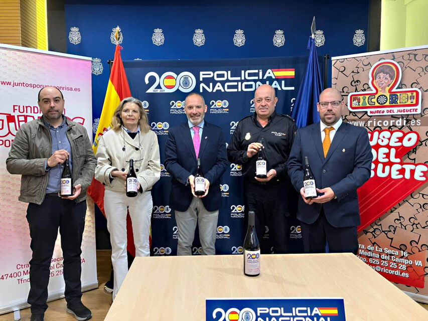 La Policía Nacional y la Fundación Juntos por una Sonrisa presentan la Edición Especial del Bicentenario, un vino de la Bodega Quotanes