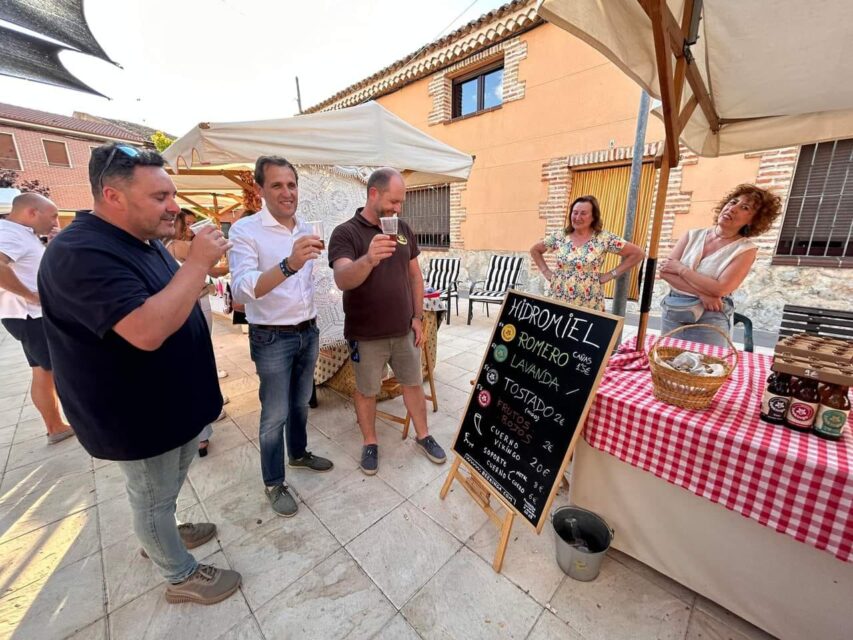 La Feria de Artesanía de Villanueva de los Caballeros, todo un éxito de asistencia