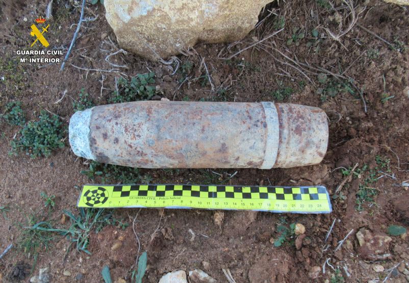 La Guardia Civil destruye un proyectil de artillería en La Mudarra