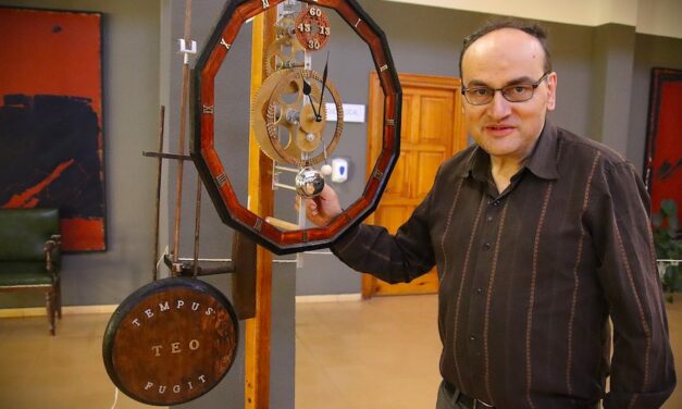Medina de Rioseco acoge la exposición Ars Machinae Temporis con relojes mecánicos artesalanes realizados por Teodoro Esteban