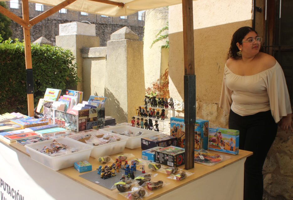 La Feria del Coleccionismo de Urueña continúa a lo largo de este domingo