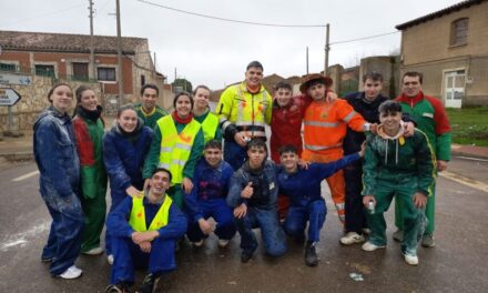 Los quintos de Villafrechós superan el frío y la lluvia para celebrar la ‘huevada’