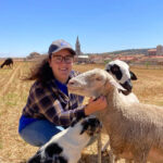 Paula, la joven que cambió las matemáticas por las ovejas
