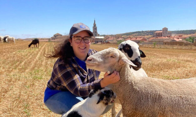 Paula, la joven que cambió las matemáticas por las ovejas