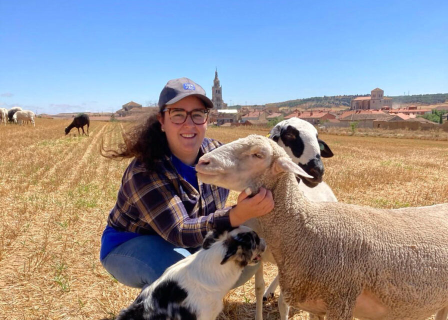 Paula, la joven que cambió las matemáticas por las ovejas