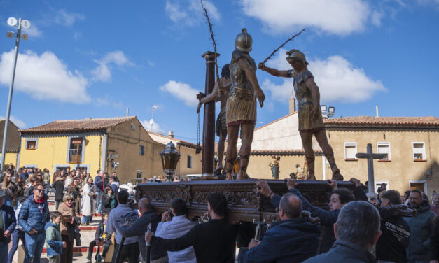 Un soleado traslado de pasos sirve de preludio a la Semana Santa de Rioseco