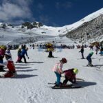 Familias y jóvenes de Rioseco participan en una jornada de iniciación al esquí en San Isidro