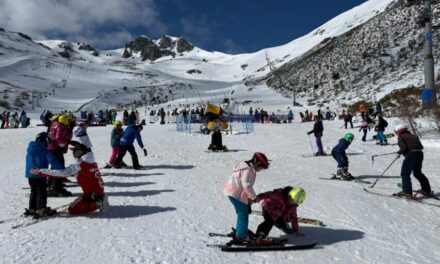 Familias y jóvenes de Rioseco participan en una jornada de iniciación al esquí en San Isidro