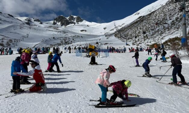 Familias y jóvenes de Rioseco participan en una jornada de iniciación al esquí en San Isidro