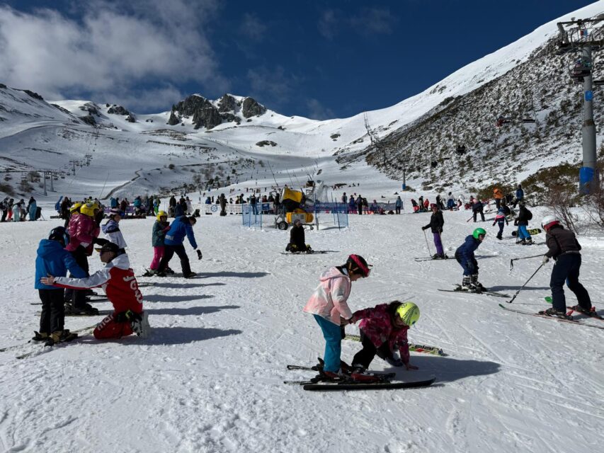 Familias y jóvenes de Rioseco participan en una jornada de iniciación al esquí en San Isidro