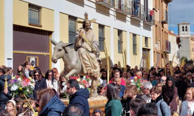 La Borriquilla abre la Semana Santa de Rioseco entre palmas y abrigos