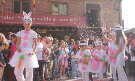 Eurovisión, el toro del cajón, citas imposibles y magia desatan las risas en el desfile de peñas de Villabrágima