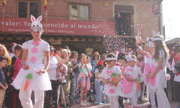Eurovisión, el toro del cajón, citas imposibles y magia desatan las risas en el desfile de peñas de Villabrágima