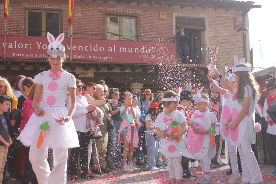 Eurovisión, el toro del cajón, citas imposibles y magia desatan las risas en el desfile de peñas de Villabrágima