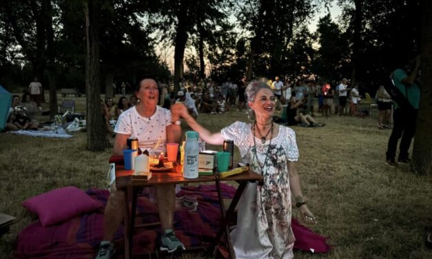 Una vela negra para recibir la oscuridad y otra blanca para celebrar la luz